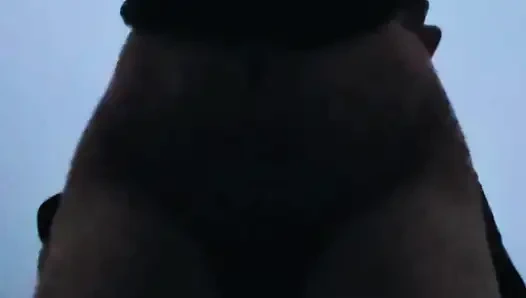 Миниатюрную филиппинку трахают в публичной ванной, еще стонет и грязно говорит