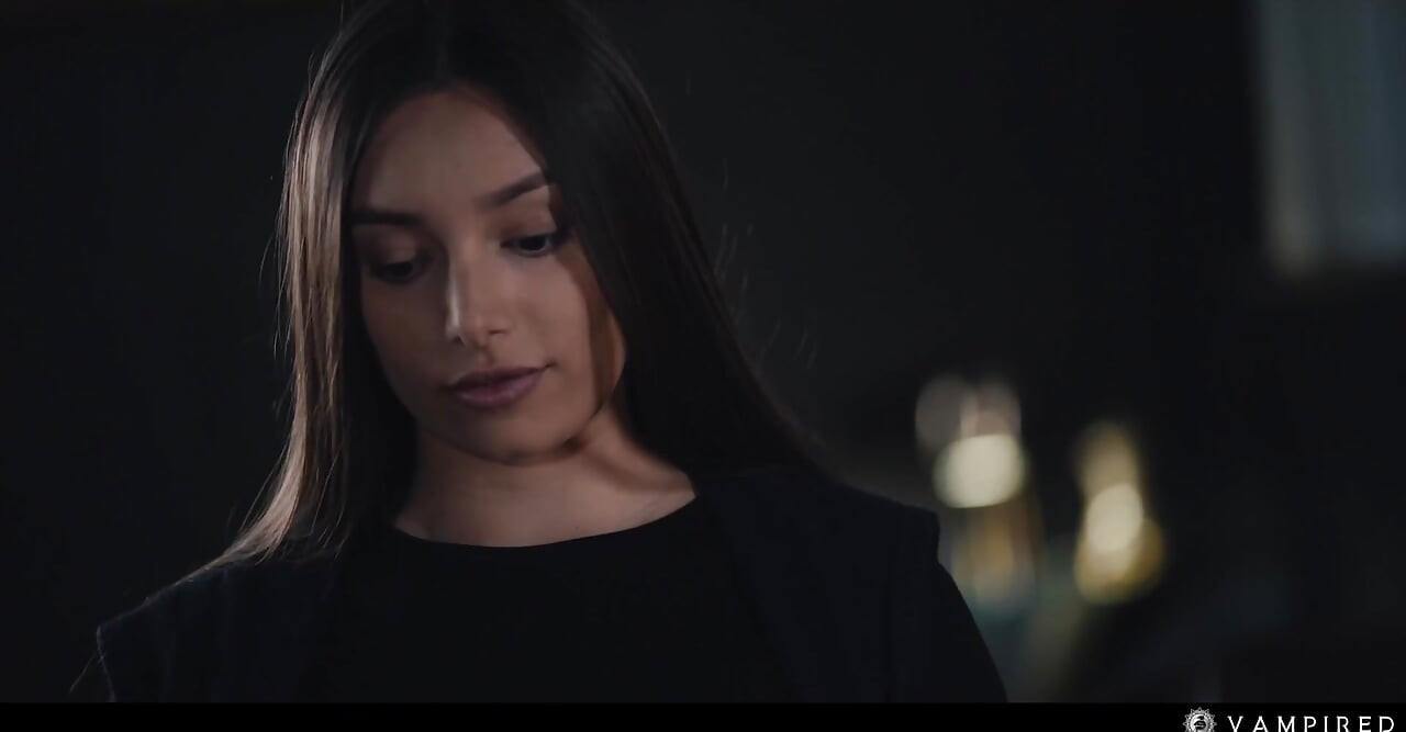 Latina hipnotizada para submissão - Canela Skin e Shelena Vampire, dominação lésbica