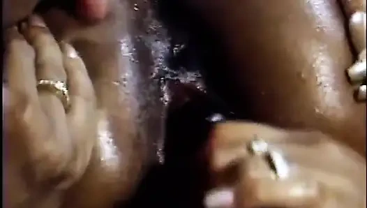 Lesbian kulit hitam seksi memek threesome dildo ditembus