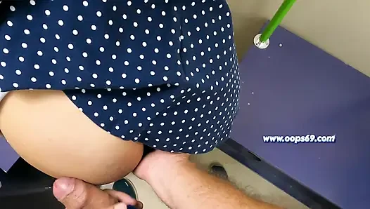 Засвет хуя в метро и минет от неизвестной возбужденной женщины