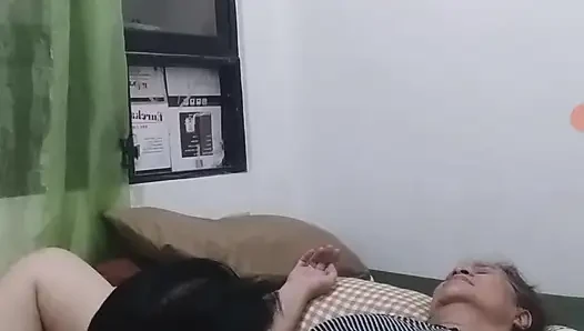 Sikişmeyi seviyor