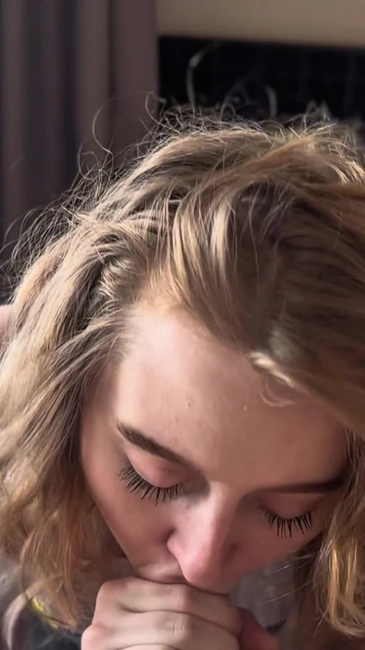 Moment envoûtant de « Sloppy, deep throat, éjaculation dans la bouche »