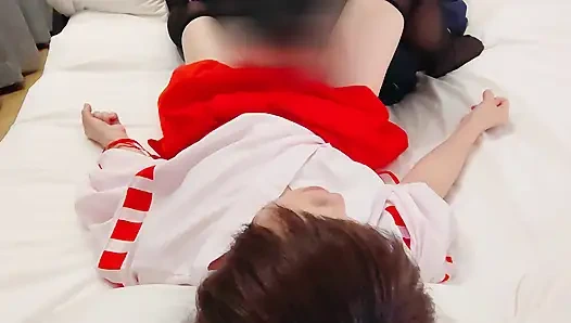 Rasa tidak amoral saat aku crot di dalam rok mini maiden kuil yang imut