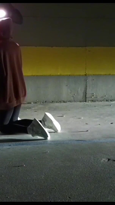 Jovem esposa fodida duro por um fã em um estacionamento | Clipe 1