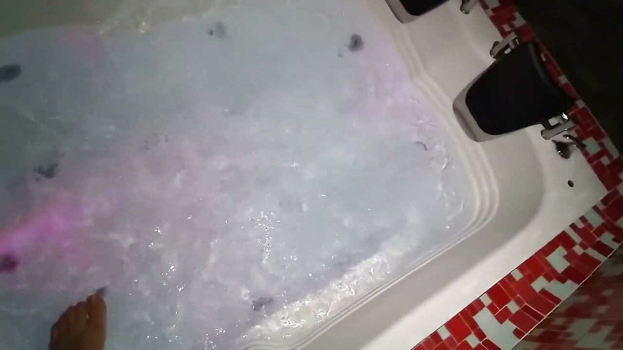 Sexy puta latina haciendo aliento a la masturbación con trabajando con el pie y paja de zapatos en la bañera de jacuzzi