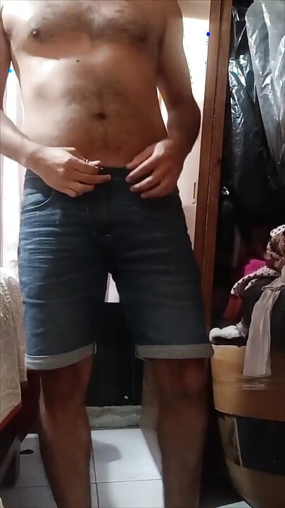 Heteroseksualac i pokazuje svoj dlakavi anus