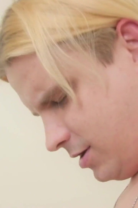 金发女孩在被舔阴后像明星一样骑乘巨大的鸡巴