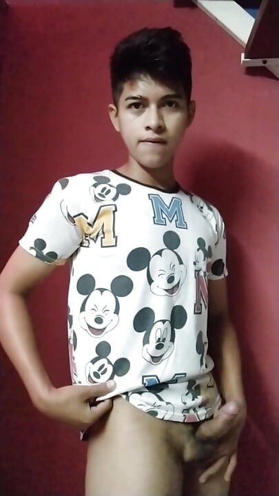 温泉は十代の男の子で彼は入浴