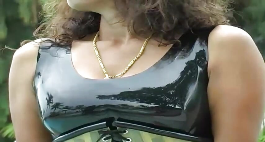 2 sexy latinas präsentieren latexfetisch im pool und am strand