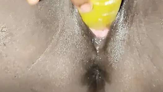 Istri memuaskan keinginannya dengan menggunakan pisang.