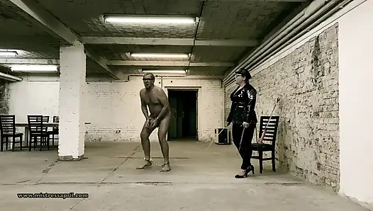 Dominatrix sahibe April - hücre 45, bahçe egzersizi