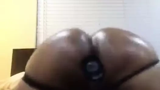 Zenci adam götünde oyuncakla twerk yapıyor