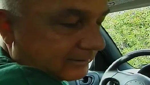 Azgın yaşlı adam piknik alanında sarışın orta yaşlı seksi kadını sikiyor