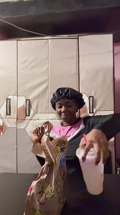 Yemek fetişi (wendy's mukbang) (yeme)