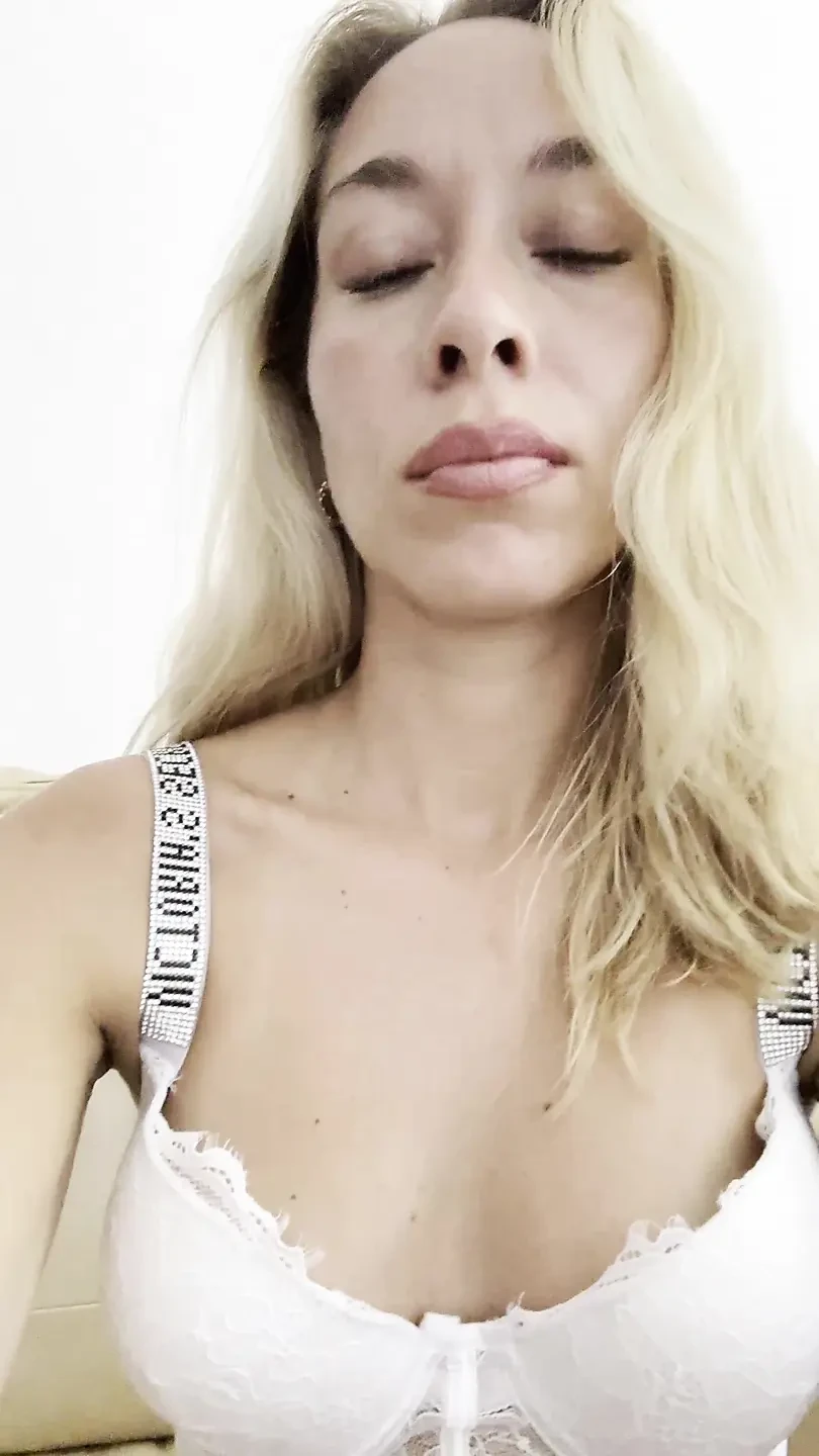 I put cream on my skin and show my tits