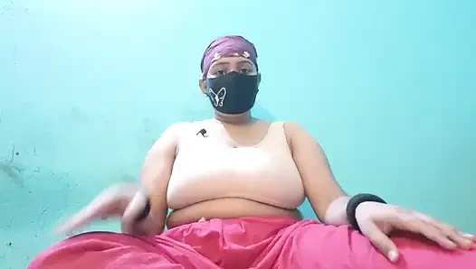 Hintli genç kız yalnız gece kızı tarafından sert sikiliyor