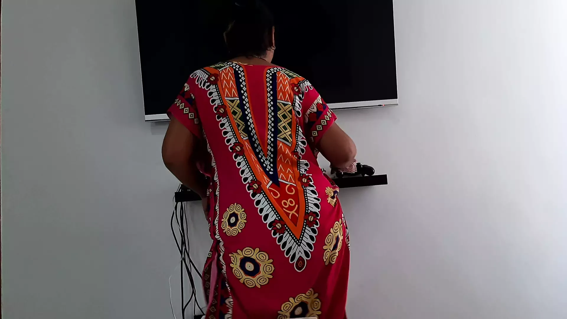 Masturbiram pred maćehom da bi mogla da mi popuši kurac.