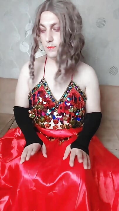 Kırmızı baştan çıkarıcı elbiseli göbek dansçısı kadın