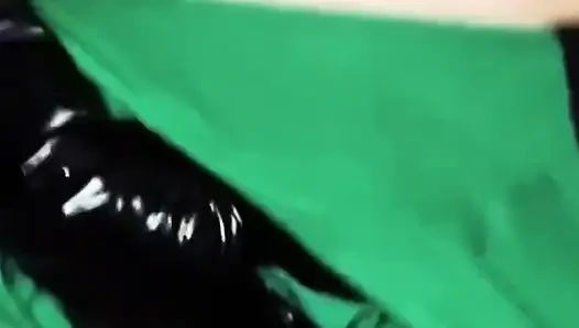 Cewek itu lagi asik nyepong dan ngentot dildo ukuran kontol raksasa pria kulit hitam