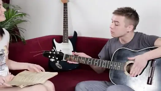 Junge nymphomanin bittet um grobes gesichtsficken