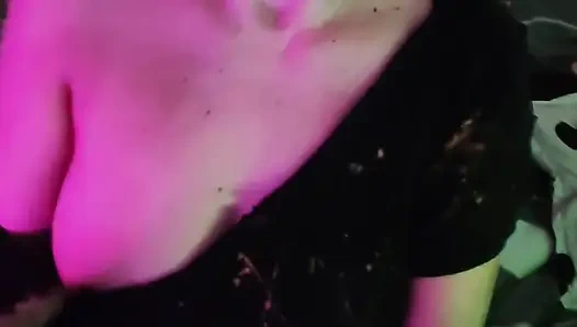 Baskın ve sapık bir elle muamele ve sakso, sahibesinin göğüslerine boşalıyor! Büyük memelere boşalma!