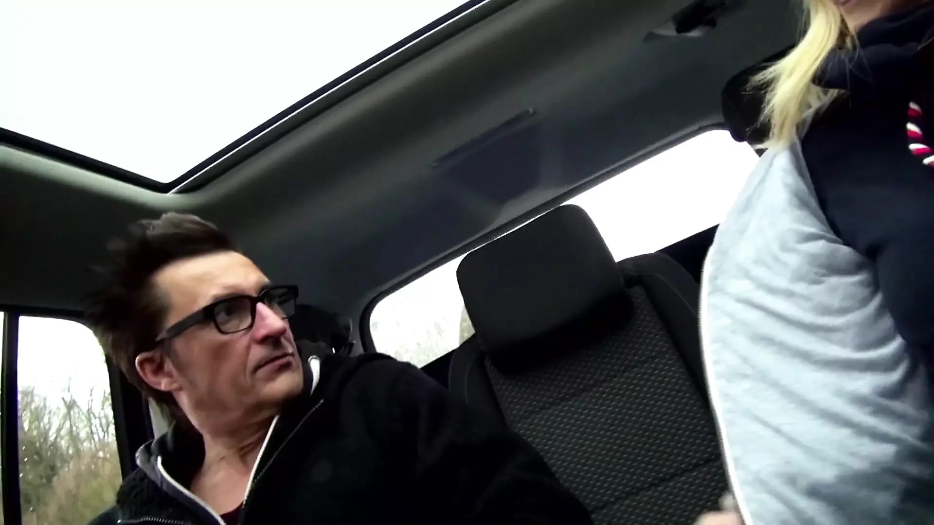 Sexy rubia madura perforada follada en coche