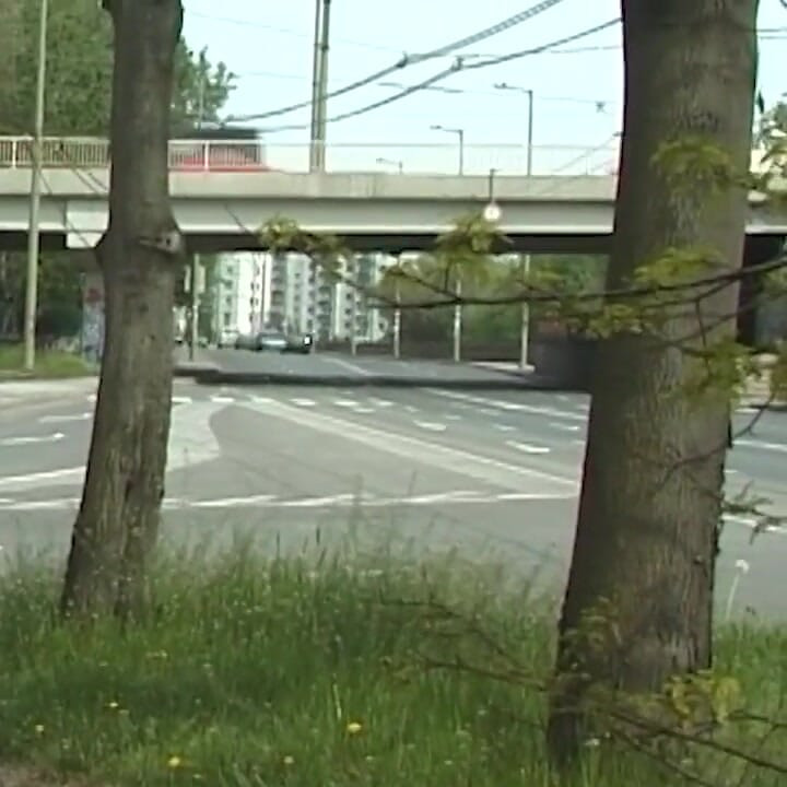 Fată tânără frumoasă cu țâțe mici care se pișă în public