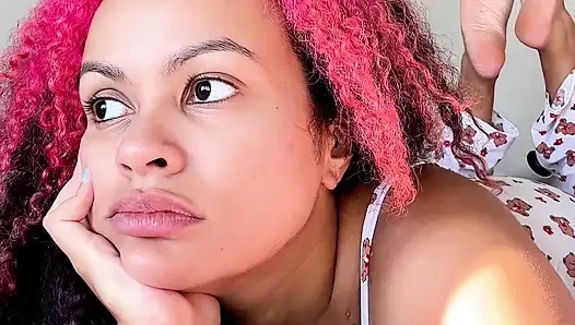 Tombul kız doğal osuruk derlemesi aptal yüzler göz yuvarlıyor ve gülüyor