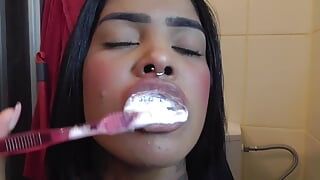 Chica negra se cepilla los dientes fetiche