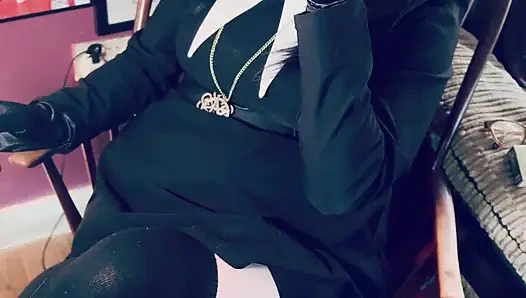 Wednesday addams, tina snua, chain saten eldivenle 2 sigara içiyor - sigara içen kadın sürükleniyor omi ome ucunu kuyruğuna sokuyor