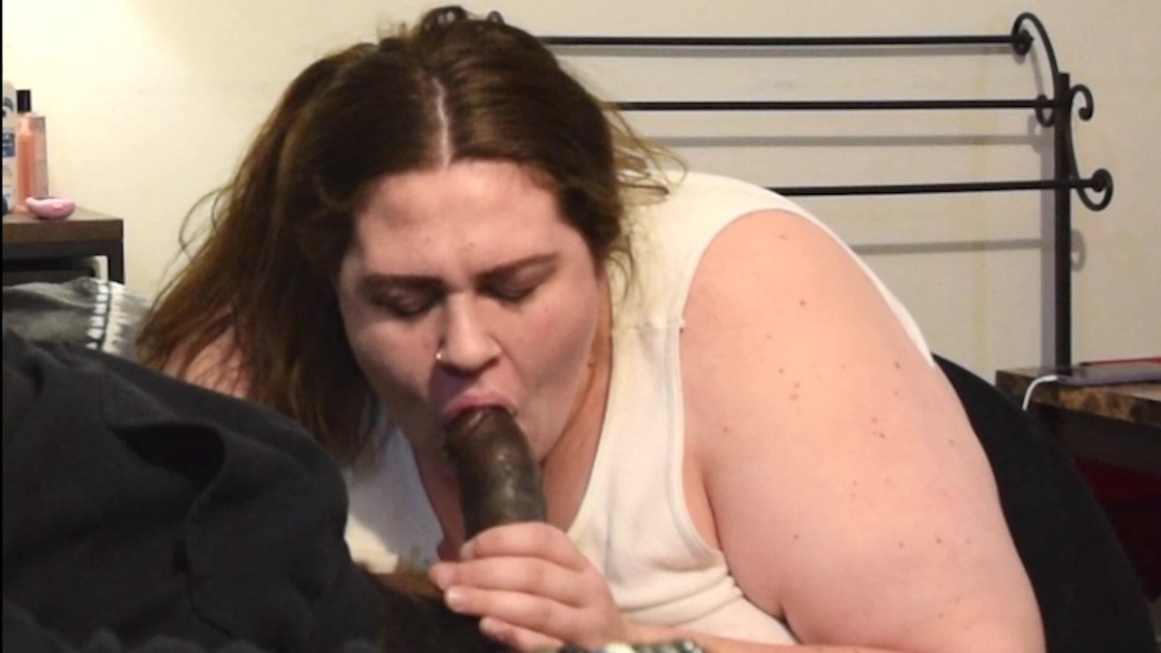 100% πραγματική BBW Ρουφάει την πούτσα των ετεροθαλών αδερφών της
