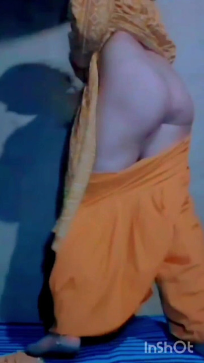 Cette jeune fille desi a l’esprit coquin. Elle veut surprendre son amant après son premier rapport sexuel. La fille a une sale idée... | Clip 1