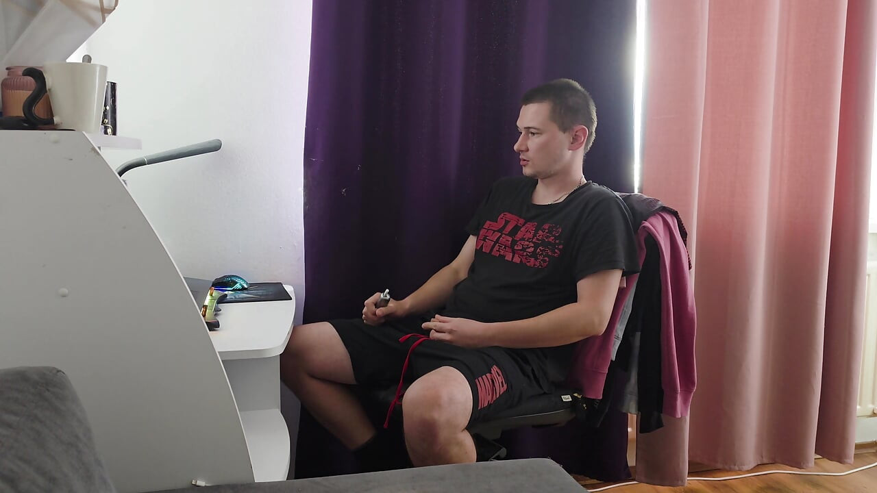 Horny Guy Masturbates While Watching Porn – Quick Orgasm with Cumshot