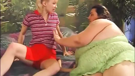 Küçük ve xxl lezbiyenler amcık yalıyor dildoyla oynuyor