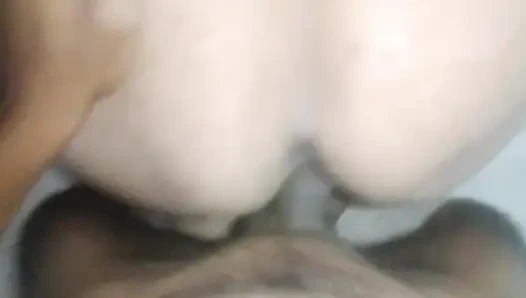 Первое видео, неверная жена трахается с другом в одночасье с большими натуральными сиськами