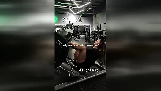 TikTok Live-Fitnessstudio gangbang: 5 Fremde besamen 18-jährige muschi