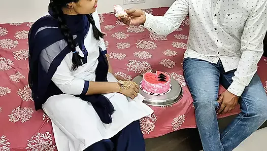 L’amie de Komal taille un gâteau pour fêter les deux mois