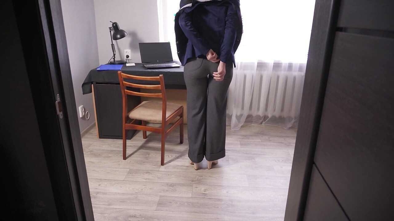 Heiße kollegin neckt den arsch, bis ihre hose zerrissen wird