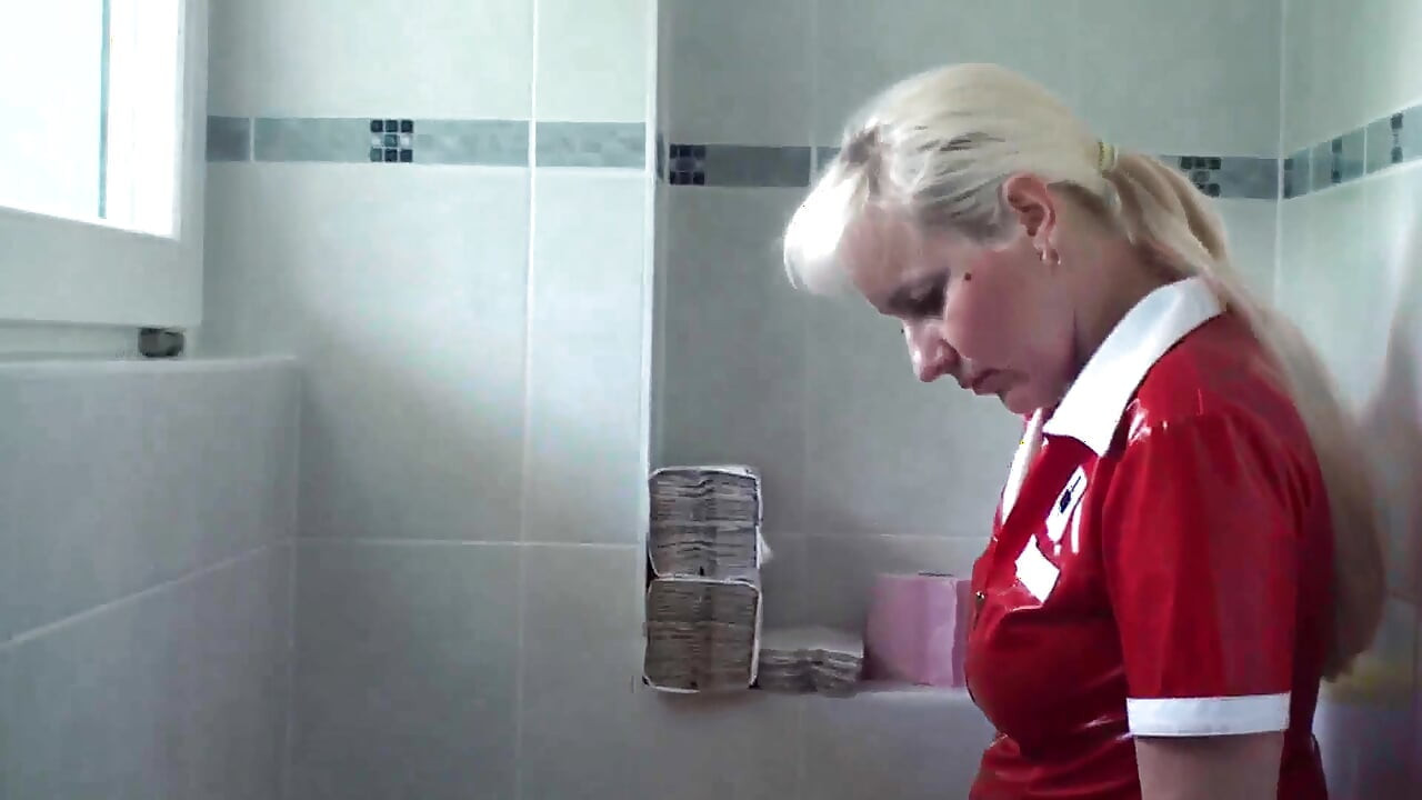 Mycie włosów jej rozkazem