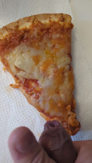 Éjaculation sur une pizza