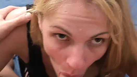 Dia dicrot di dalam sama ayah tirinya di sendok!