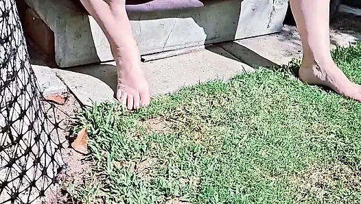 Wanita dewasa sange dengan gaun musim panas dan celana dalam nggak ngangkang sambil merangkak keseruan sinar matahari di bibir botaknya yang gemuk