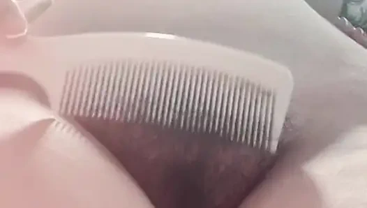 Sikat memek berbuluku datang untuk mengendotnya