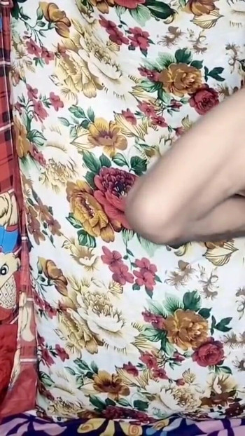 “整夜操你哥的屁股，脱下她的衬衫，让她完全裸体”的精彩时刻，
