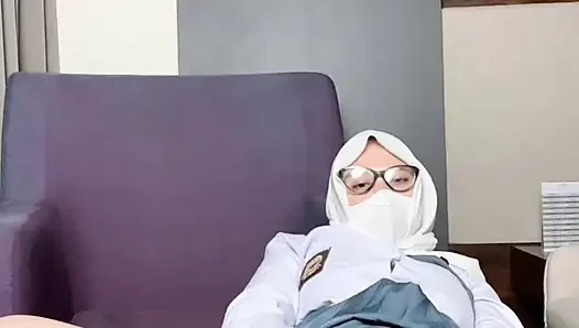 Старшеклассница демонстрирует свою большую попу с помощью сквирта