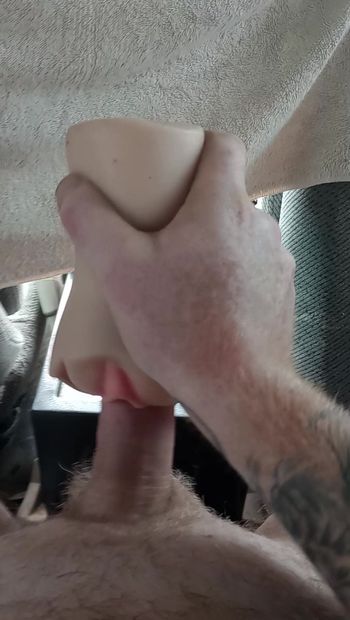 Masturbando no meu almoço no estacionamento.