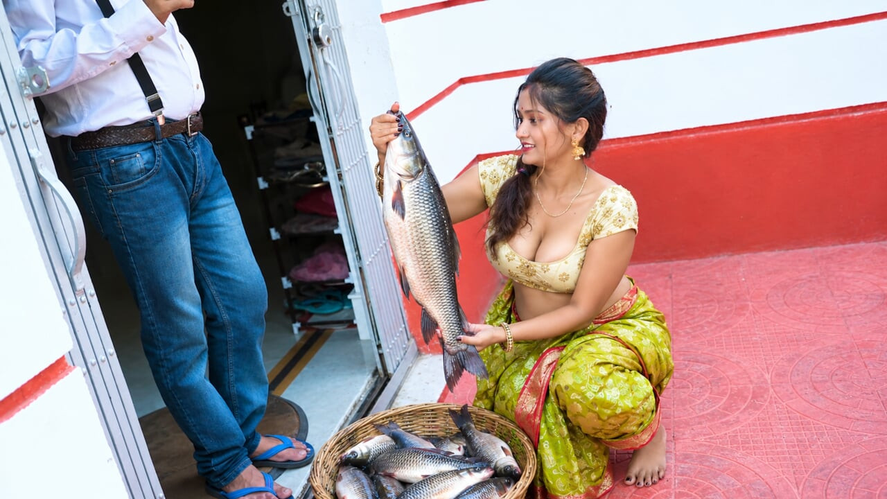 Chamou a vendedora de peixe para o quarto e fodeu ela