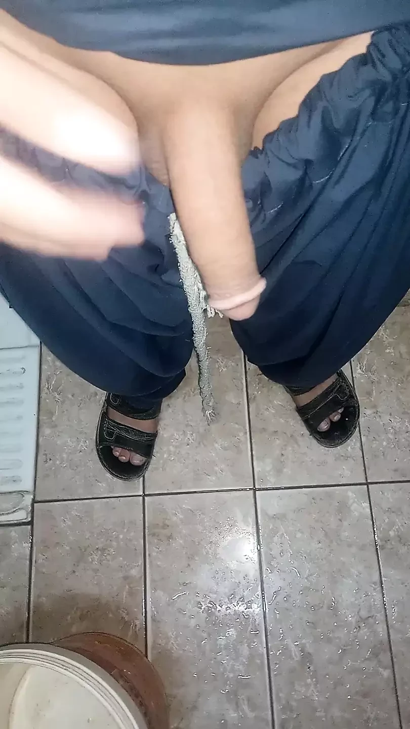 Il mio cazzo affamato in cerca di sesso . Mosto il mio cazzo in bagno.piccolo bel cazzo. un cazzo pulito e fresco.segando un ragazzo caldo in pipistrello