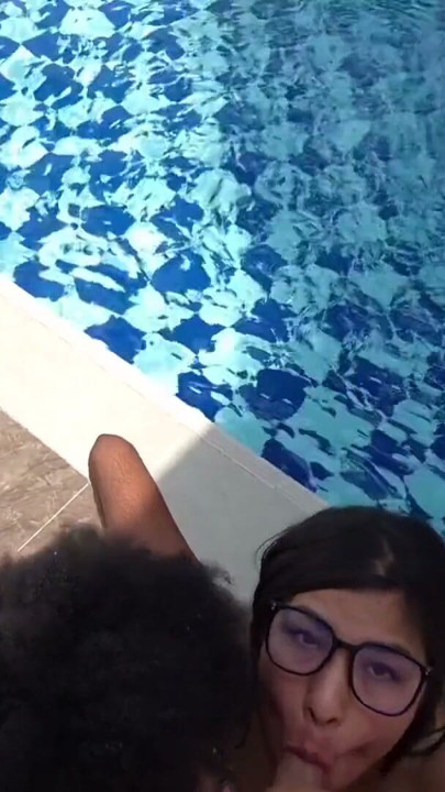 PARTE UM.... NA PISCINA... Um dia, com meu amigo aproveitando o sol e o sexo, eles enchem nossos rostos de leite NÃO PERCA | Clipe 1