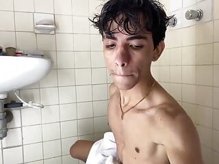 シャワーを浴びた後、このバーゴンの男は自慰行為をします
